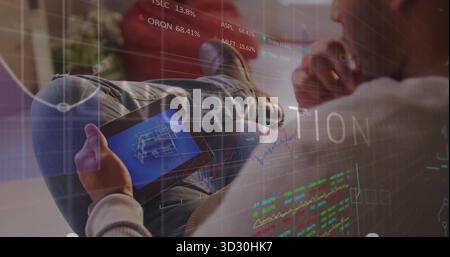 Analyse von asiatischen Männern und älteren Frauen, die Kryptodiagramme auf Tablets im Wohnzimmer überprüfen, Kopierraum Stockfoto