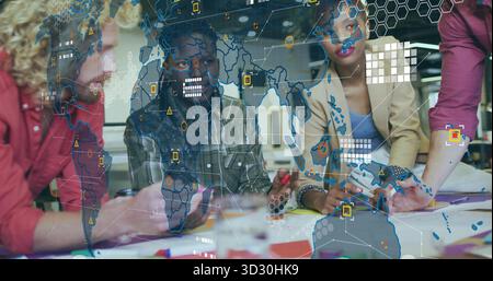 Zusammenarbeit mit Kollegen, die am Bürotisch planen, mit Haftnotizen und digitaler Weltkarte Stockfoto