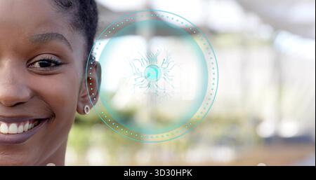 Lächelnde afroamerikanische Frau mit Zöpfen, Ohrring im Café, mit blauer KI-Grafik, Kopierraum Stockfoto