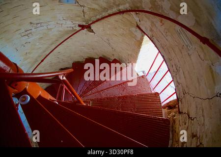 Blick auf die Innentreppe des historischen Cape Henry Light an der Ostküste von Virginia, USA. Stockfoto