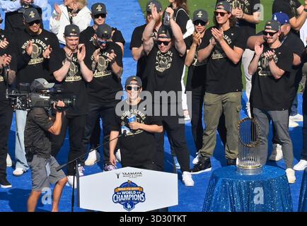 Los Angeles, Usa. November 2025. Yoshinobu Yamamoto feiert den Sieg der Los Angeles Dodgers mit Teamkollegen und Fans nach einer Parade im Dodger Stadium in Los Angeles am Montag, den 3. November 2025. Foto: Jim Ruymen/UPI Credit: UPI/Alamy Live News Stockfoto