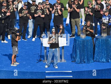 Los Angeles, Usa. November 2025. Los Angeles Dodgers Shortstop Mookie Betts feiert ihren Sieg in der World Series mit Teamkollegen nach einer Parade im Dodger Stadium in Los Angeles am Montag, den 3. November 2025. Foto: Jim Ruymen/UPI Credit: UPI/Alamy Live News Stockfoto