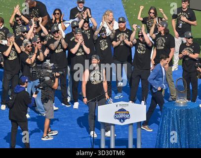 Los Angeles, Usa. November 2025. Clayton Kershaw feiert den Sieg der Los Angeles Dodgers nach einer Parade im Dodger Stadium in Los Angeles am Montag, den 3. November 2025. Foto: Jim Ruymen/UPI Credit: UPI/Alamy Live News Stockfoto
