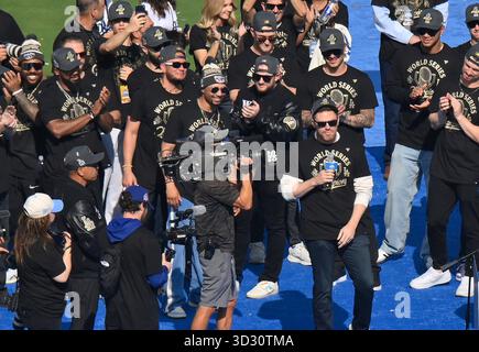Los Angeles, Usa. November 2025. Der erste Baseman Freddie Freeman (R) der Los Angeles Dodgers feiert am Montag, den 3. November 2025, den Sieg der World Series mit seinen Teamkollegen nach einer Parade im Dodger Stadium in Los Angeles. Foto: Jim Ruymen/UPI Credit: UPI/Alamy Live News Stockfoto