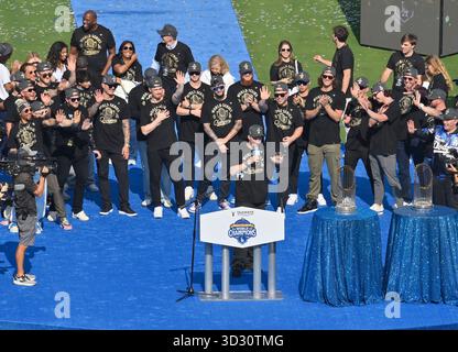 Los Angeles, Usa. November 2025. Blake Snell feiert den Sieg der Los Angeles Dodgers nach einer Parade im Dodger Stadium in Los Angeles am Montag, den 3. November 2025. Foto: Jim Ruymen/UPI Credit: UPI/Alamy Live News Stockfoto