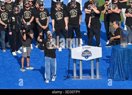 Los Angeles, Usa. November 2025. Los Angeles Dodgers Shortstop Mookie Betts feiert ihren Sieg in der World Series mit Teamkollegen und Fans nach einer Parade im Dodger Stadium in Los Angeles am Montag, den 3. November 2025. Foto: Jim Ruymen/UPI Credit: UPI/Alamy Live News Stockfoto