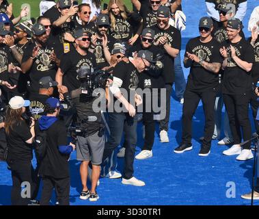 Los Angeles, Usa. November 2025. Der erste Baseman Freddie Freeman der Los Angeles Dodgers feiert seinen Sieg in der World Series mit Teamkollegen und Fans nach einer Parade im Dodger Stadium in Los Angeles am Montag, den 3. November 2025. Foto: Jim Ruymen/UPI Credit: UPI/Alamy Live News Stockfoto