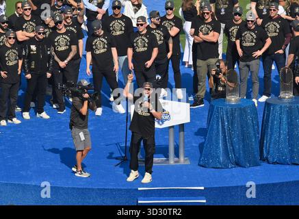 Los Angeles, Usa. November 2025. Der zweite Baseman Miguel Rojas der Los Angeles Dodgers feiert mit seinen Teamkollegen und Fans den Sieg der World Series nach einer Parade im Dodger Stadium in Los Angeles am Montag, den 3. November 2025. Foto: Jim Ruymen/UPI Credit: UPI/Alamy Live News Stockfoto
