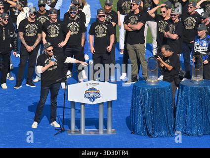 Los Angeles, Usa. November 2025. Der erste Baseman Freddie Freeman (L) der Los Angeles Dodgers feiert seinen Sieg in der World Series mit seinen Teamkollegen nach einer Parade im Dodger Stadium in Los Angeles am Montag, den 3. November 2025. Foto: Jim Ruymen/UPI Credit: UPI/Alamy Live News Stockfoto
