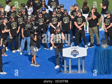 Los Angeles, Usa. November 2025. Clayton Kershaw feiert den Sieg der Los Angeles Dodgers nach einer Parade im Dodger Stadium in Los Angeles am Montag, den 3. November 2025. Foto: Jim Ruymen/UPI Credit: UPI/Alamy Live News Stockfoto