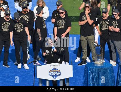 Los Angeles, Usa. November 2025. Der dritte Baseman Max Muncy der Los Angeles Dodgers feiert den Sieg der World Series mit seinen Teamkollegen nach einer Parade im Dodger Stadium in Los Angeles am Montag, den 3. November 2025. Foto: Jim Ruymen/UPI Credit: UPI/Alamy Live News Stockfoto