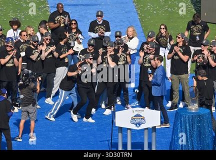 Los Angeles, Usa. November 2025. Der dritte Baseman Max Muncy der Los Angeles Dodgers feiert den Sieg der World Series mit seinen Teamkollegen nach einer Parade im Dodger Stadium in Los Angeles am Montag, den 3. November 2025. Foto: Jim Ruymen/UPI Credit: UPI/Alamy Live News Stockfoto