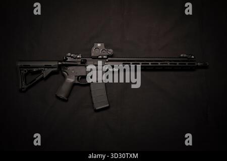 Smith und Wesson M&P 15 Sport III AR Style Gewehr mit Eotech Visier Stockfoto