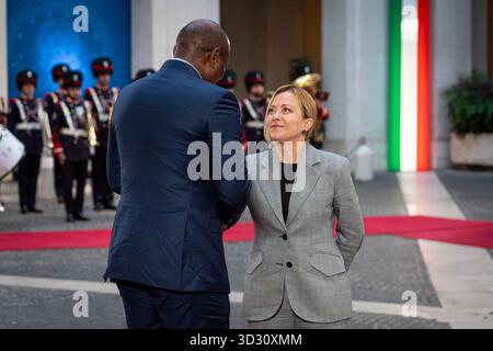 Rom, Italien. November 2025. Der italienische Premierminister Giorgia Meloni empfängt den Präsidenten der Gabunischen Republik Brice Clotaire Oligui Nguema im Palazzo Chigi in Rom. Quelle: SOPA Images Limited/Alamy Live News Stockfoto