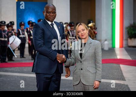 Rom, Italien. November 2025. Der italienische Premierminister Giorgia Meloni empfängt den Präsidenten der Gabunischen Republik Brice Clotaire Oligui Nguema im Palazzo Chigi in Rom. Quelle: SOPA Images Limited/Alamy Live News Stockfoto