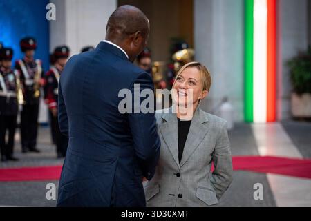 Rom, Italien. November 2025. Der italienische Premierminister Giorgia Meloni empfängt den Präsidenten der Gabunischen Republik Brice Clotaire Oligui Nguema im Palazzo Chigi in Rom. Quelle: SOPA Images Limited/Alamy Live News Stockfoto