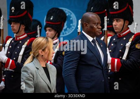 Rom, Italien. November 2025. Der italienische Premierminister Giorgia Meloni empfängt den Präsidenten der Gabunischen Republik Brice Clotaire Oligui Nguema im Palazzo Chigi in Rom. Quelle: SOPA Images Limited/Alamy Live News Stockfoto