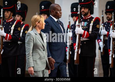 Rom, Italien. November 2025. Der italienische Premierminister Giorgia Meloni empfängt den Präsidenten der Gabunischen Republik Brice Clotaire Oligui Nguema im Palazzo Chigi in Rom. Quelle: SOPA Images Limited/Alamy Live News Stockfoto