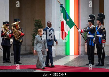 Rom, Italien. November 2025. Der italienische Premierminister Giorgia Meloni empfängt den Präsidenten der Gabunischen Republik Brice Clotaire Oligui Nguema im Palazzo Chigi in Rom. Quelle: SOPA Images Limited/Alamy Live News Stockfoto