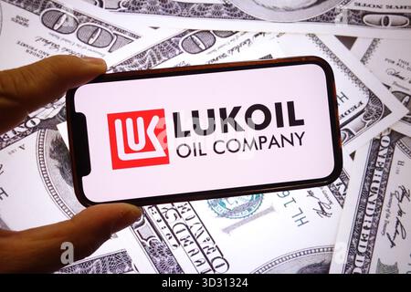 Polen. September 2025. In dieser Abbildung wird das Firmenlogo von Lukoil auf einem Smartphone-Bildschirm angezeigt. (Credit Image: © Piotr SWAT/SOPA Images via ZUMA Press Wire) NUR REDAKTIONELLE VERWENDUNG! Nicht für kommerzielle ZWECKE! Stockfoto
