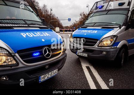 Warschau, Polen. November 2025. Polnische Polizeiwagen blockieren die Straße aus Protest. Eine Sammlung von Fotos der polnischen Polizei bei verschiedenen Protesten und Kundgebungen. Quelle: SOPA Images Limited/Alamy Live News Stockfoto