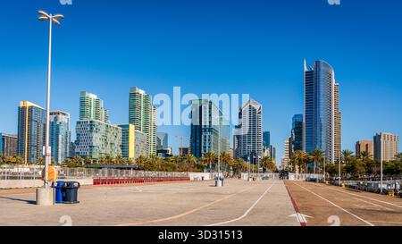 Skyline von San Diego, Kalifornien, vom Navy Pier aus gesehen Stockfoto