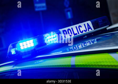 Warschau, Polen. Oktober 2025. Die blauen Lichter eines polnischen Polizeiautos sind auf den Straßen zu sehen. Eine Sammlung von Fotos der polnischen Polizei bei verschiedenen Protesten und Kundgebungen. (Foto: Neil Milton/SOPA Images/SIPA USA) Credit: SIPA USA/Alamy Live News Stockfoto