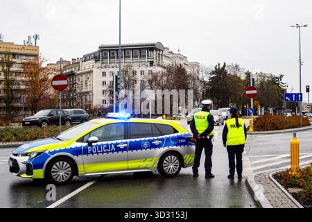 Warschau, Polen. November 2025. Polnische Polizisten blockieren die Straße aus Protest. Eine Sammlung von Fotos der polnischen Polizei bei verschiedenen Protesten und Kundgebungen. (Foto: Neil Milton/SOPA Images/SIPA USA) Credit: SIPA USA/Alamy Live News Stockfoto