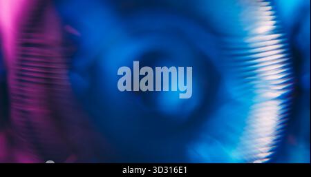 Unfokussierte Lecklinse. Blende. Futuristischer Neonlicht-Farbmix. Runder Prismenrahmen Textur abstrakter lila blauer Hintergrund. Stockfoto