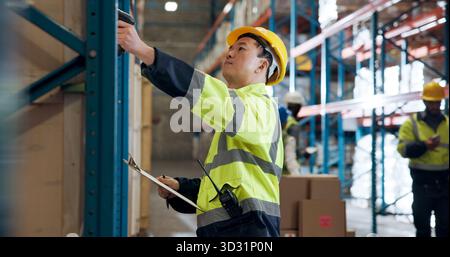 Logistik, Scan und man mit Klemmbrett im Lager für Lieferkette, Vertrieb und Lagerbestand. Inspektion, Lager und Person mit Strichcode Stockfoto