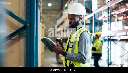 Versand, Scan und man auf Tablet im Lager für Lieferkette, Vertrieb und Lagerbestand. Inspektion, Lager und Person mit Strichcode für Techniker Stockfoto