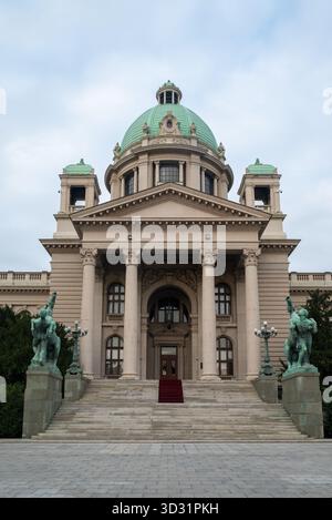 Außenansicht des Gebäudes des Hauses der Nationalversammlung der Republik Serbien in Belgrad. Oktober 2025. Stockfoto