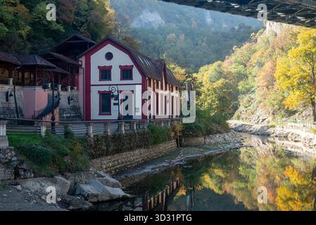 Das Wasserkraftwerk in der Stadt Užice in Serbien, das erste in Europa nach Nikola Tesla-Entwürfen. Oktober 2025. Stockfoto