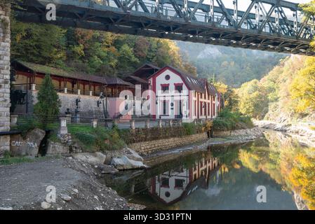 Das Wasserkraftwerk in der Stadt Užice in Serbien, das erste in Europa nach Nikola Tesla-Entwürfen. Oktober 2025. Stockfoto