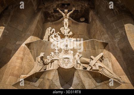 Kreuzigungsskulpturen an der Passionsfassade an der Sagrada Família, Barcelona, Spanien Stockfoto