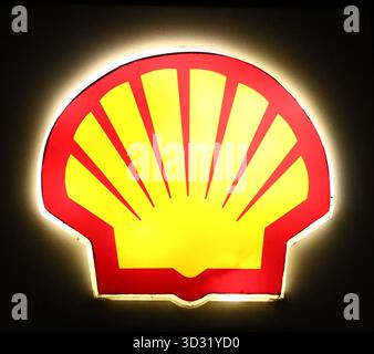 03.11.2025 xmohx, Wirtschaft Einzelhandel, emwir, v.l. Logo, Schriftzug, Werbung, Information, Wegweiser, Straßenschild, Unternehmensschild, Eingang, Symbolbild Shell Tankstelle Mendig *** 03 11 2025 xmohx, Economy Retail, emwir , V l Logo, Schriftzug, Werbung, Informationen, Wegweiser, Verkehrsschild, Firmenschild, Eingang, Symbolbild Shell Tankstelle Mendig *** 03 11 2025 xmohx, Economy Retail, Emwir, V l Logo, Schriftzug, Werbung, Informationen, Wegweiser, Verkehrsschild, Firmenschild, Eingang, symbolisches Bild Shell Tankstelle Mendig 03 11 2025 xmohx, Economy Retail, emwi Stockfoto