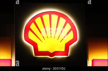 03.11.2025 xmohx, Wirtschaft Einzelhandel, emwir, v.l. Logo, Schriftzug, Werbung, Information, Wegweiser, Straßenschild, Unternehmensschild, Eingang, Symbolbild Shell Tankstelle Mendig *** 03 11 2025 xmohx, Economy Retail, emwir , V l Logo, Schriftzug, Werbung, Informationen, Wegweiser, Verkehrsschild, Firmenschild, Eingang, Symbolbild Shell Tankstelle Mendig *** 03 11 2025 xmohx, Economy Retail, Emwir, V l Logo, Schriftzug, Werbung, Informationen, Wegweiser, Verkehrsschild, Firmenschild, Eingang, symbolisches Bild Shell Tankstelle Mendig 03 11 2025 xmohx, Economy Retail, emwi Stockfoto