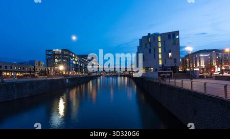 Blaue Stunde im Kölner Hafen mit seiner großartigen Architektur - November 2025 Stockfoto