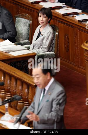 Tokio, Japan. November 2025. Der japanische Premierminister Sanae Takaichi (L) beobachtet, wie der Vorsitzende der konstitutionellen Demokratischen Partei Japans Yoshihiko Noda (R) auf der Plenartagung des Unterhauses am Dienstag, den 4. November 2025, an Takaichi fragt. (Foto: Yoshio Tsunoda/AFLO) Stockfoto