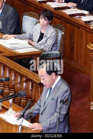 Tokio, Japan. November 2025. Der japanische Premierminister Sanae Takaichi (L) beobachtet, wie der Vorsitzende der konstitutionellen Demokratischen Partei Japans Yoshihiko Noda (R) auf der Plenartagung des Unterhauses am Dienstag, den 4. November 2025, an Takaichi fragt. (Foto: Yoshio Tsunoda/AFLO) Stockfoto