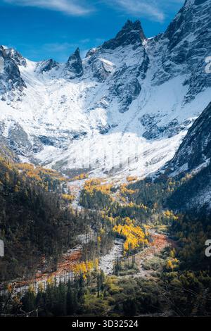Rote Steine am Fuße des Gletscherbergs mit schöner Herbstfarbe. Stockfoto