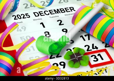 Kalender 2025. Dezember 31 und Partydekorationen Silvester Stockfoto