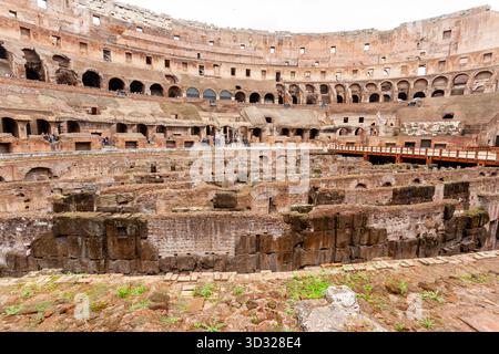 Rom, Italien - 4. November 2012: Der Blick auf die verwitterten Wände und die komplizierten Bögen des Kolosseums erzeugt einen faszinierenden Tanz aus Licht und Schatten, der an ihn erinnert Stockfoto