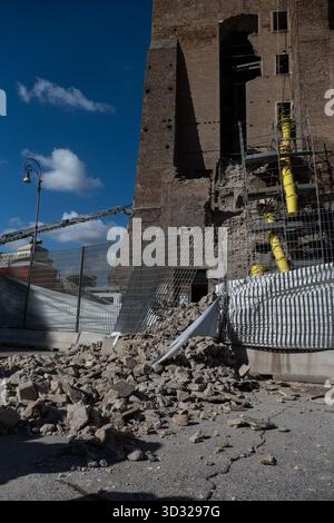 Rom, Italien. November 2025. **KEIN INTERNET ODER ZEITUNGEN NUR FÜR ITALIEN** Zusammenbruch des Grafenturms im Imperial Forums Credit: Unabhängige Fotoagentur/Alamy Live News Stockfoto