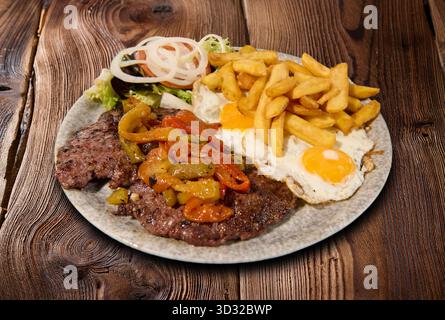 Gegrilltes Steak mit Paprika, Spiegeleiern, Pommes frites Stockfoto