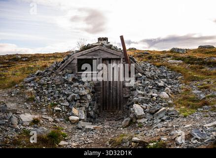 Alte hölzerne Berghütte aus Steinen in Lappland Finnland Stockfoto