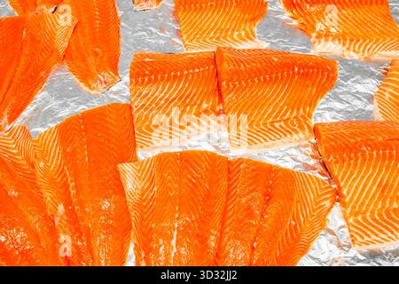 Lachsfilets, frisch und roh, auf dem Markt Stockfoto