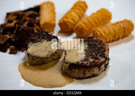 Schweinefilet mit Waldpilzen und Sahnesauce geschnitten Stockfoto