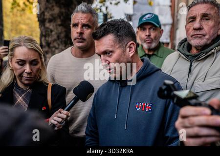 London, England, Großbritannien. (4. November 2025) der rechtsextreme Aktivist Tommy Robinson kommt vor Gericht zurück, um Anklage wegen Terrorismus zu erheben, weil er sich weigerte, seine Telefonnadel an die Terrorismusbekämpfungspolizei zu geben, um „journalistisches Material“ zu schützen. Wenn er für schuldig befunden wird, könnte er bis zu drei Monate inhaftiert werden und/oder eine Geldstrafe von £2300 erhalten. Foto: Lab Mo/ALAMY LIVE NEWS Stockfoto