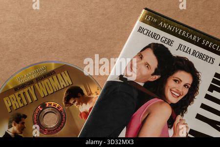 'Pretty Woman' DVD mit Cover mit 'Richard Gere' und 'Julia Roberts', isoliert auf hellem, leerem Hintergrund, oberer Winkel aufgenommen Stockfoto